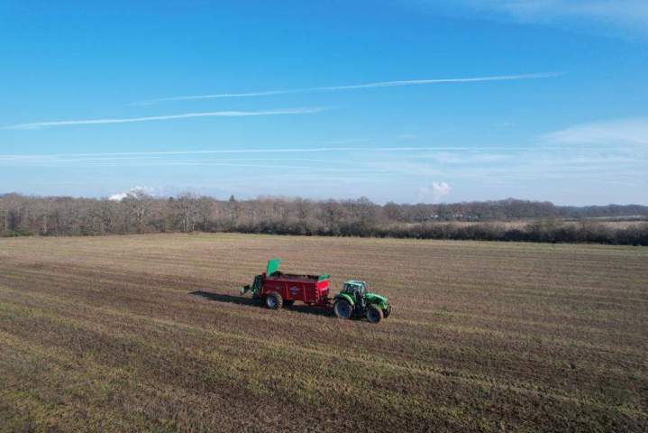 Épandeur agricole réalisant des travaux d'épandage - le Loiret