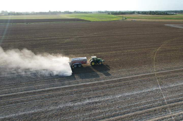 Épandeur agricole en action - le Loiret